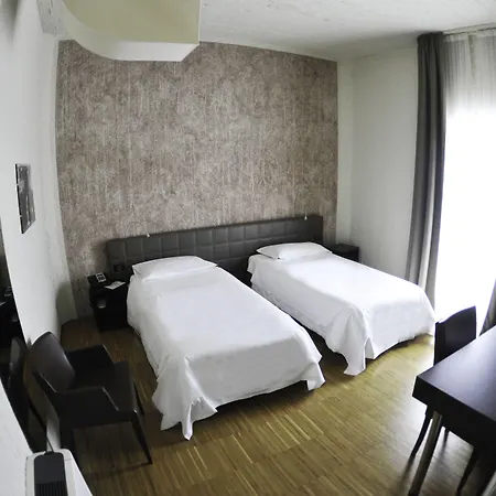 Ekk Hotel